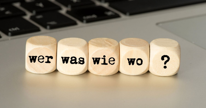 Holzwürfel mit Fragenwörtern Wer, Was, Wie, Wo