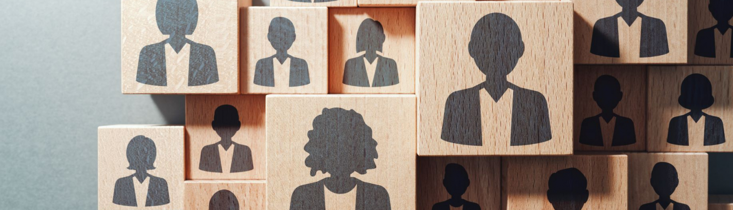 Silhouetten von Personen auf Holz