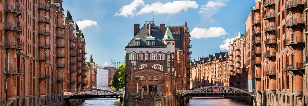Barkassen auf Elbe in der Speicherstadt