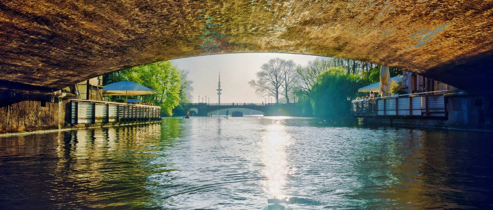 Kayak auf Alsterkanal unter Brücke