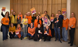 Delegierte und Gäste der Delegiertenversammlung der Psychotherapeutenkammer Hamburg unterstützen die Mitmachaktion "Wir brechen das Schweigen"